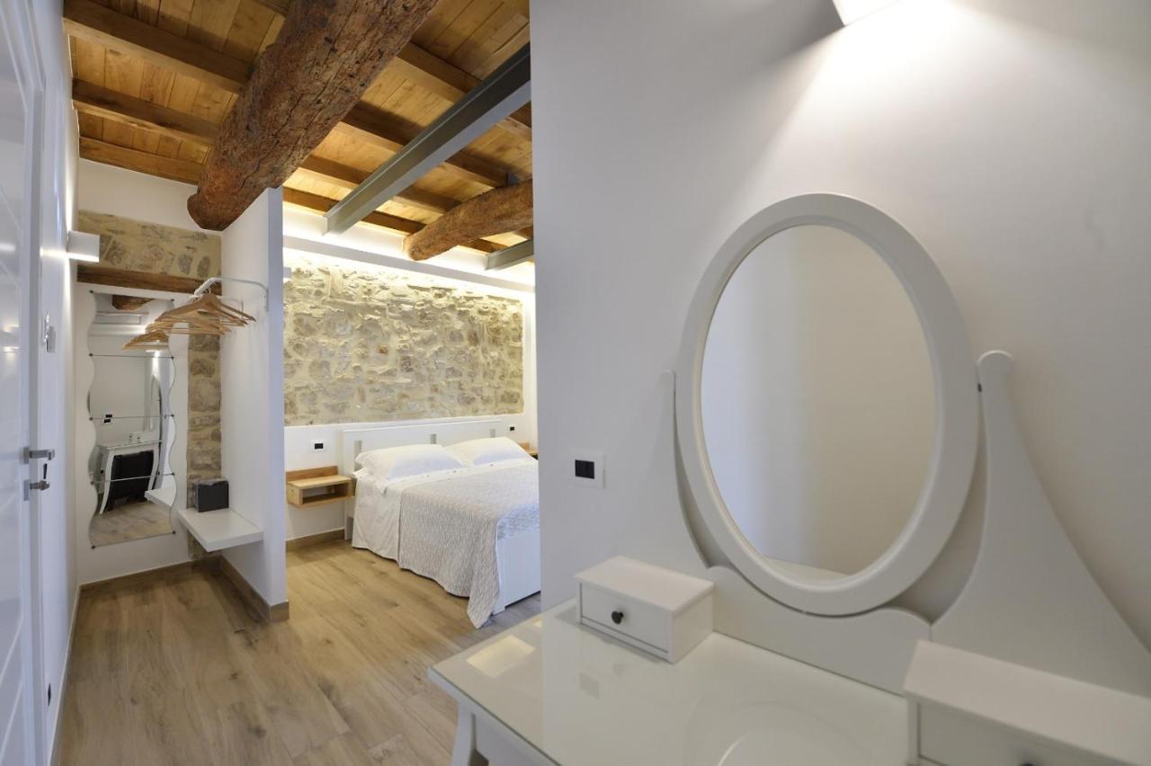 Le Benedettine Affittacamere Relais Fondi Bagian luar foto