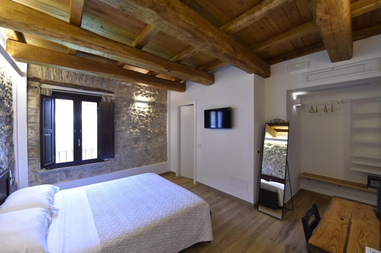 Le Benedettine Affittacamere Relais Fondi Bagian luar foto